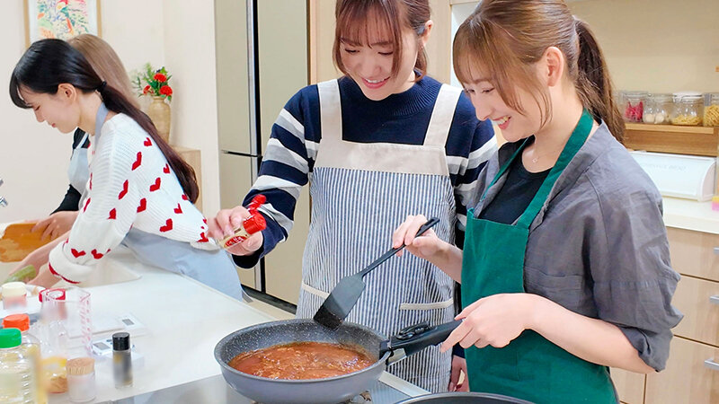 1boko00021│料理教室の先生に恋した私 優しい笑顔に惹かれて2人きりの時にキスしたら一気に距離が近づいて一緒にゴハン作ってお風呂に入って好きが溢れ続ける同棲レズタイム わか菜ほの 末広純│わか菜ほの・末広純│キス・接吻