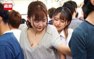 1nhdtb00754│こっそり服の中で乳首いじり痴●され電車内でレズイキさせられた美乳女││レズキス