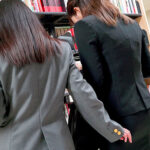 1nhdtb00768│リモバイレズ痴● 図書館で地味っ娘に遠隔で操られ言いなりにさせられる年上清楚女││巨乳